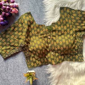 Nueva Colección de Blusas de Algodón Ajrakh con Estampado Ajrakh y Botones Laterales, Mangas Elásticas, Proveedor Indio - Product Image 2