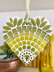 Décoration suspendue en mosaïque de verre et bois TCE, artisanat Art Déco, motif cœur, faite à la main, ornementale, ETHEREAL BLUSH BLOSSOM - Product Image 3