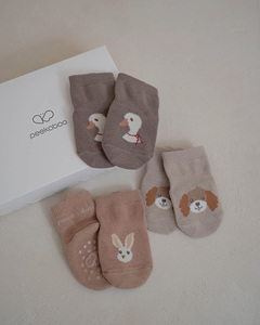 Peekaboo Chaussettes en mélange de coton avec motifs d'animaux mignons pour bébés et enfants – Chien, lapin et écureuil - Product Image 1