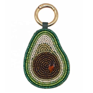 Porte-clés Pomme en Perles de Verre Faites à la Main avec Broderie - Cadeau pour Elle, Occasions Spéciales, Anniversaire de Mariage, Anniversaire, Cadeau pour Elle - Product Image 4