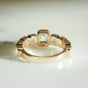 Anillo de Compromiso con Diamante Cultivado en Laboratorio, Corte Esmeralda, Engaste de Bisel, Color VVS+ EF, Minimalista, en Oro Amarillo de 14K, Certificado IGI - Product Image 4