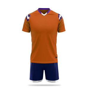 Uniformes de football en gros fabriqués avec des textiles athlétiques de qualité supérieure offrant un confort flexible et un excellent contrôle de l'humidité - Product Image 3