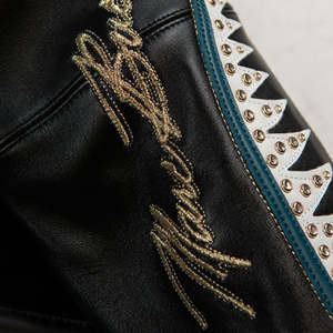 Chaqueta de Cuero de Oveja Negra con Logotipo Bordado Personalizado, Chaqueta Universitaria de Cuero PU Impermeable y Ecológica para Hombre - Product Image 3