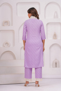 Elegante Conjunto de Kurti y Pantalón de Rayón para Mujer |   Conjunto de Kurta Morado Estampado de Corte Recto - Product Image 2
