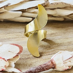 Nouvelle Collection : Bague en Laiton Minimaliste à Motif Vague pour Femme, Plaqué Or 18 carats, Bague Enveloppante Croissant Céleste, Bague Tendance, Vente en Gros - Product Image 1