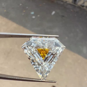 เพชรทรงชิลด์คัทสองสีที่เพาะเลี้ยงในห้องปฏิบัติการ |   แหวนเพชรทรงสามเหลี่ยมสีเหลืองสไตล์วินเทจแบบเจียระไนขั้นบันได รูปทรงเรขาคณิต  แบบสั่งทำพิเศษ - Product Image 2