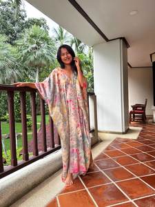 Caftán Gris con Estampado Tie Dye Arcoíris para Mujer, Talla Grande, Vestido de Verano - Product Image 2