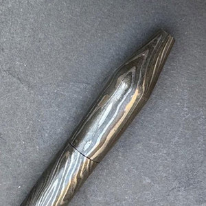 Bolígrafo de Escritura de Lujo con Patrón Damasco, Hecho a Mano, de Metal, para Profesionales Ejecutivos y Regalos Promocionales - Product Image 4