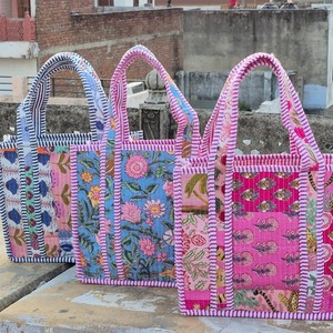 Bolsa de algodón acolchada con estampado floral hecho a mano, diseñada para uso diario reutilizable, con acolchado suave y un interior espacioso. - Product Image 2