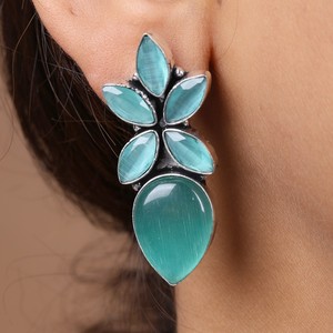 Boucles d'oreilles clous vintage en argent oxydé pour femme - Prix de gros |   Boucles d'oreilles pendantes bohèmes faites à la main |   Fournisseur en gros de bijoux en vrac pour cadeaux - Product Image 5