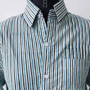 Camisa de algodón a rayas con estampado a mano |   Camisa Verde y Blanca con Botones |   Camisa Unisex Hecha a Mano por Artesanos |   Top de Moda Sostenible - Product Image 1