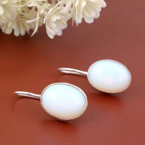 Boucles d'oreilles pendantes en argent sterling opale blanc, bijoux minimalistes, boucles d'oreilles élégantes, cadeau pour femmes, faites à la main - Product Image 1