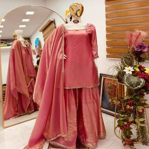 VASTRA COTTAGE Elegante Conjunto de Top de Seda Fandy con Bordado Minimalista y Pantalón Plazo de Seda Fandy con Dupatta a Juego - Product Image 3