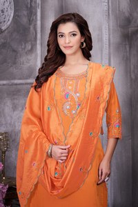 Conjunto de Kurti de Seda Romana de Lujo con Bordado, Pantalón a Juego y Dupatta de Maslin |   Fabricante de Ropa B2B - Product Image 4