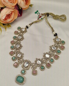 Parure de collier ras-du-cou et boucles d'oreilles pendantes assorties en pierre Kundan plaqué or antique, bijoux de mariage raffinés pour fournisseurs - Product Image 5