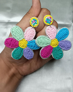 Boucles d'oreilles en verre perlé faites à la main avec des perles de graines de rose et d'orange, support en feutre, mode par Blossom Craft India - Product Image 6