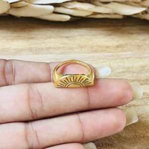 Bague Chevalière Minimaliste Tendance Classique 2026 Motif Rayons de Soleil en Laiton Plaqué Or 18 carats pour Homme, Style Céleste Bohème, pour Vente en Gros/OEM - Product Image 2