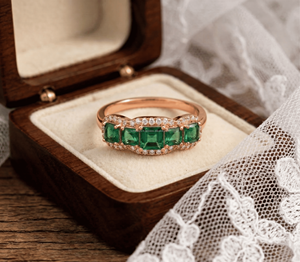 Anillo de Plata de Ley con Cabujón de Cinco Piedras de Esmeralda de Primera Calidad, Diseño de Halo, Venta al por Mayor - Product Image 2