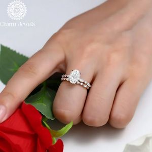 Bague de fiançailles classique pour femme Charm Jewells, trois pierres en moissanite taille coussin, monture à griffes en argent 18 carats, certifiée IGI - Product Image 6
