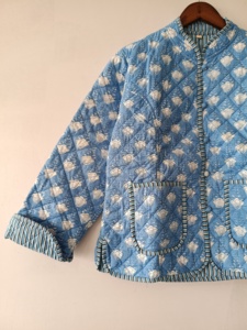 Chaqueta de algodón acolchada con patchwork hecho a mano: Abrigo bohemio reversible - Product Image 3