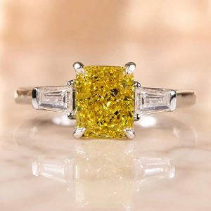 แหวนหมั้นและแหวนแต่งงานทองคำขาว 14K ประดับเพชร Om Gems สีเหลืองแฟนซี 2.0 กะรัต ทรงเรเดียนท์คัท แหวนทองสามเม็ดสำหรับผู้หญิง - Product Image 1