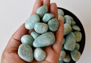 หินอะมาโซไนต์สีเขียวคุณภาพพรีเมียมขายส่ง หินคริสตัลบำบัดสำหรับการทำสมาธิ ตกแต่งบ้าน และของขวัญ - Product Image 6