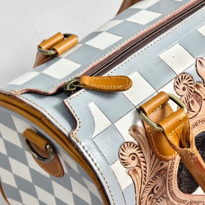 Bolsa de Viaje de Cuero Hecha a Mano de Lujo con Diseño a Cuadros y Panel de Cuero Vacuno en Forma de Corazón, Color Bronceado - Product Image 4