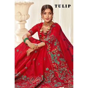 Sari en lin et coton Tulip avec large bordure et pallu à motifs de perroquets et de fleurs - Product Image 1