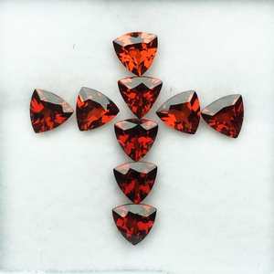 พลอยโกเมนสีแดงธรรมชาติทรงทริลเลียนเจียระไนแบบเหลี่ยมเพชรพลอย  ขนาดมาตรฐาน  ได้รับการรับรอง  ไม่ผ่านการปรับแต่ง  พร้อมสำหรับการฝังในเครื่องประดับ - Product Image 1