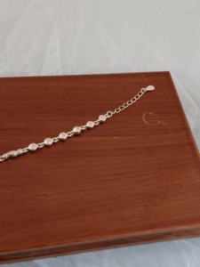 สร้อยข้อมือเงินแท้ 925 ประดับลูกปัดทรงกลมและเพชรคิวบิกเซอร์โคเนียสำหรับผู้หญิง เครื่องประดับแฟชั่นสวยหรู ขัดเงาอย่างดี - Product Image 4