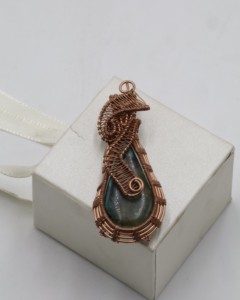 Pendentif en améthrine en forme de poire enveloppé de fil de cuivre |   Bijoux faits à la main en améthyste naturelle |   Pendentif en cristal de guérison taille unique - Product Image 2