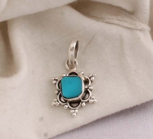 Pendentif en turquoise naturelle, bijoux en argent sterling 925, collier en pierre précieuse bleue pour femmes, pendentifs en argent faits à la main, vente en gros - Product Image 1