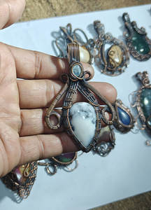 Pendentif classique fait main en pierre de lune blanche avec enroulement en fil de cuivre et accent en lapis-lazuli, style hindou, vente en gros - Product Image 3