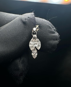 Pendientes de Lujo con Diamantes Marquise en Oro de 14K y Silueta de Pluma Flotante - Product Image 3