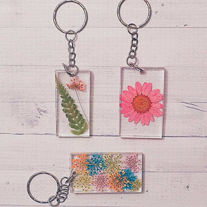 Nouveau porte-clés original en résine florale artisanale, design traditionnel, fleurs pressées, prix de gros - Product Image 3