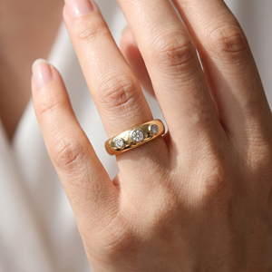 Anillo de Oro Amarillo Sólido de 14K con Tres Diamantes Naturales en Bisel y Banda Abombada, Joyería Fina, Memoria Jewels, Venta al Por Mayor - Product Image 6