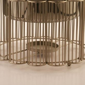 Plat à réchaud élégant finition or, présenté sur un support en fil métallique style cage avec couvercle en dôme, idéal pour les événements gastronomiques et les mariages. - Product Image 6