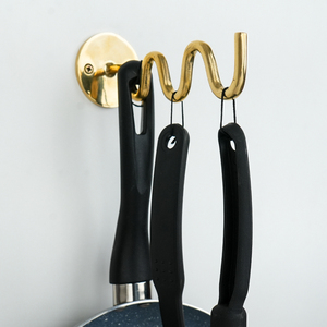 Gancho de pared ondulado de latón dorado pulido hecho a mano al por mayor, gancho antideslizante para ropa, sombreros, bolsos, colgador utilitario de alta resistencia - Product Image 3