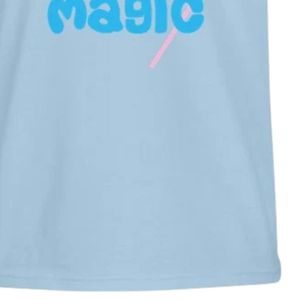 เสื้อยืดปักลายสาวมหัศจรรย์สีน้ำเงินอ่อนสำหรับผู้หญิง พร้อมลายมงกุฎและดาวสีชมพูฟ้า ตัวอักษรสีชมพูฟ้า แขนสั้น คอกลม - Product Image 6