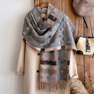 Bufanda Cuadrada de Lana con Estampado Floral, Chal Cálido Informal de Invierno con Flecos, Diseño a Cuadros Beige y Marrón - Product Image 5