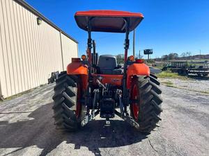 Tracteur agricole Kubota M6060 70 CV à roues motrices 4x4 avec boîte de vitesses et cabine - Product Image 4