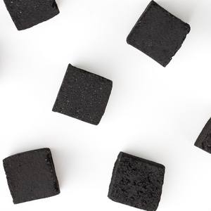 Carbón de cáscara de coco activado de calidad superior Shisha Carbón de cachimba en forma de cubo hexagonal natural - Product Image 1