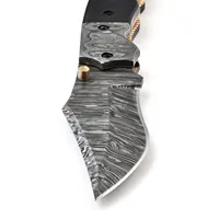 Couteau pliant à manche sculpté noir avec lame à motifs, poignées argentées et garnitures dorées, idéal pour le camping et la collection