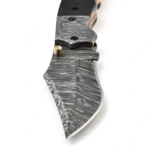 Navaja Plegable Negra con Mango Esculpido, Hoja con Patrón, Empuñaduras en Tono Plateado y Detalles en Tono Dorado para Equipo de Camping y Coleccionismo - Product Image 6