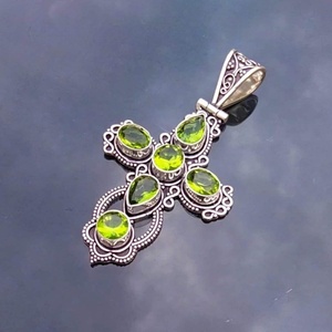Pendentif croix péridot en argent sterling 925, collier artisanal en pierres précieuses, bijoux religieux, cadeau pour femmes et hommes - Product Image 3