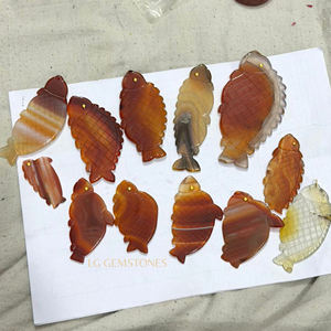 Venta al por Mayor de Piedras Preciosas de Ónix Natural Talladas a Mano en Forma de Pez con Sombreado Rojo para Joyería, Proveedor de la India - Product Image 1