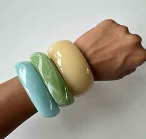 Conjunto de Brazaletes de Resina Transparente de Diseño Moderno para Mujer, Brazalete Acrílico Grueso de Color Sólido, Joyería de Mano Redonda, Pulsera de Disfraz - Product Image 3