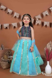 Lehenga Choli traditionnel Titrit en denim de soie tissé, col halter, motif géométrique, orné de miroirs et de sequins, extensible - Product Image 4