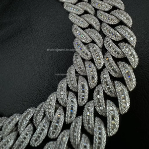 Cadena cubana de forma redonda de aspecto Premium con combinación de diamante redondo y moissanita Baguette elegante hecha de plata 925 - Product Image 1