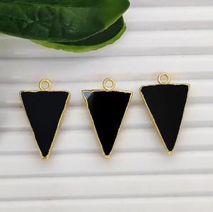 Vente en gros de breloques en pierre d'onyx noire triangulaire, pendentifs plaqués or pour la fabrication de bijoux DIY - Product Image 1